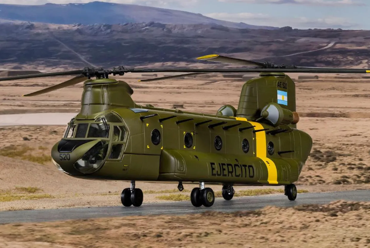 Corgi 1/72 Boeing CH-47C Chinook AE-520, Falklands War 1982 Diecast Model