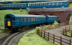 Hornby Railways BR Class 423 - 7712 4-VEP - 4 Car Train Pack