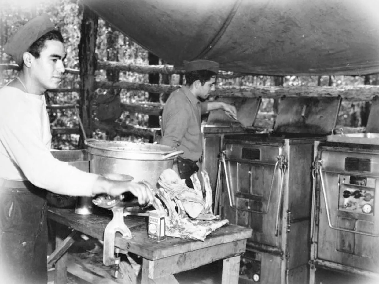 ICM 1/35 US Field Stove M1937 with cooks