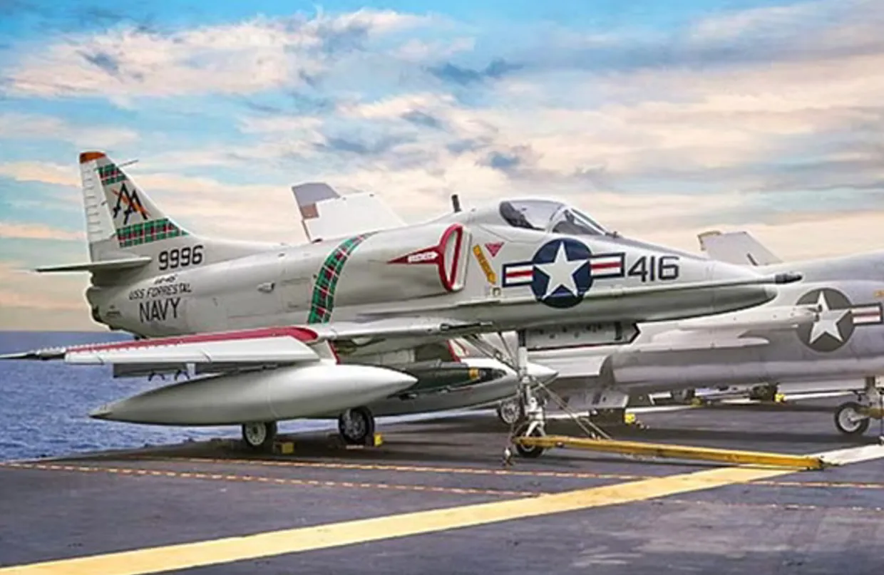 Italeri 1/48 Douglas A-4E/F/G Skyhawk Model Kit