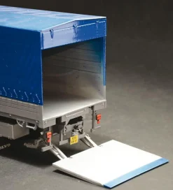 Italeri 1/24 Volvo F16 Globetrotter Canvas with Elevator
