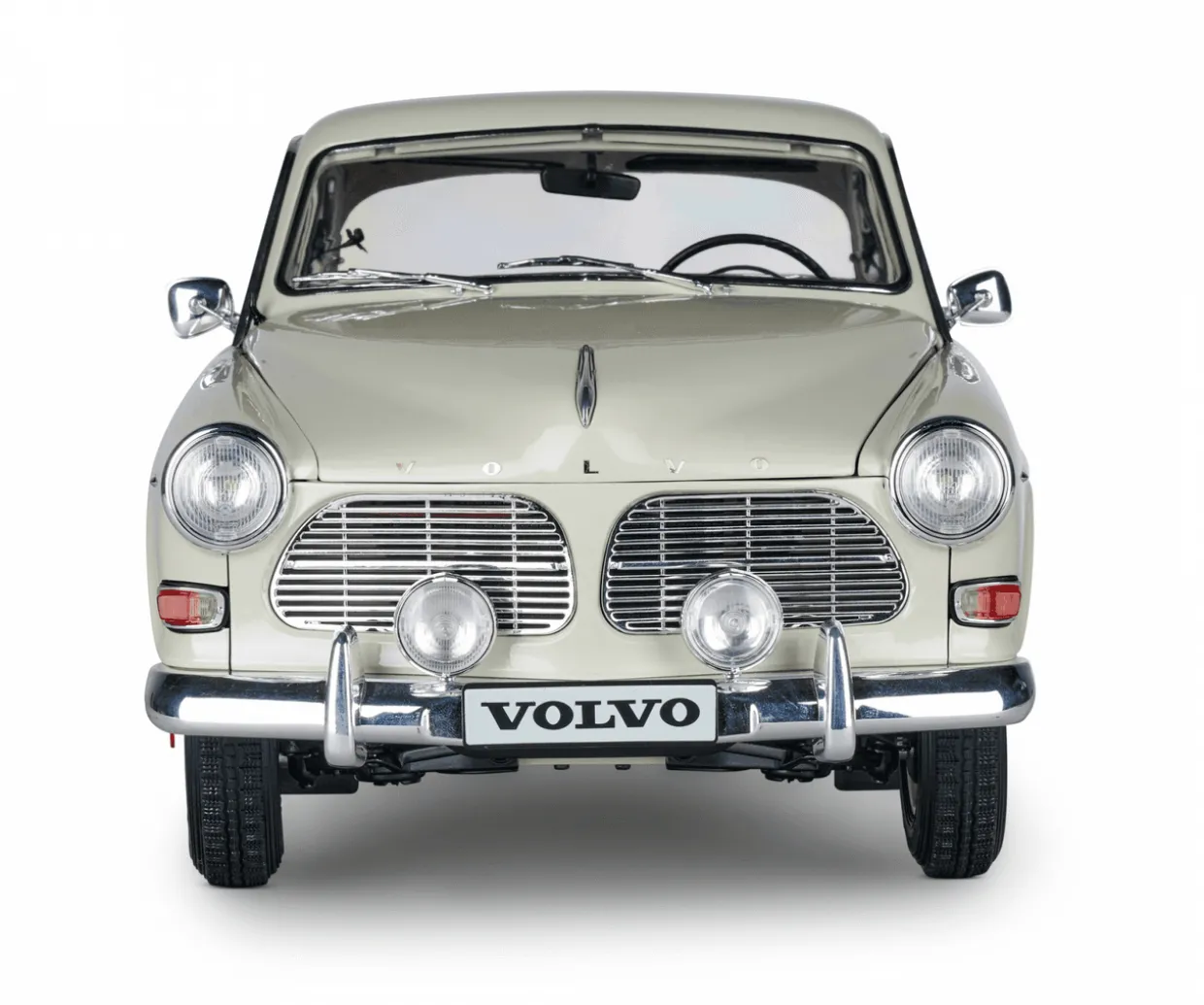 IXO 1/8 Volvo S122 Amazon