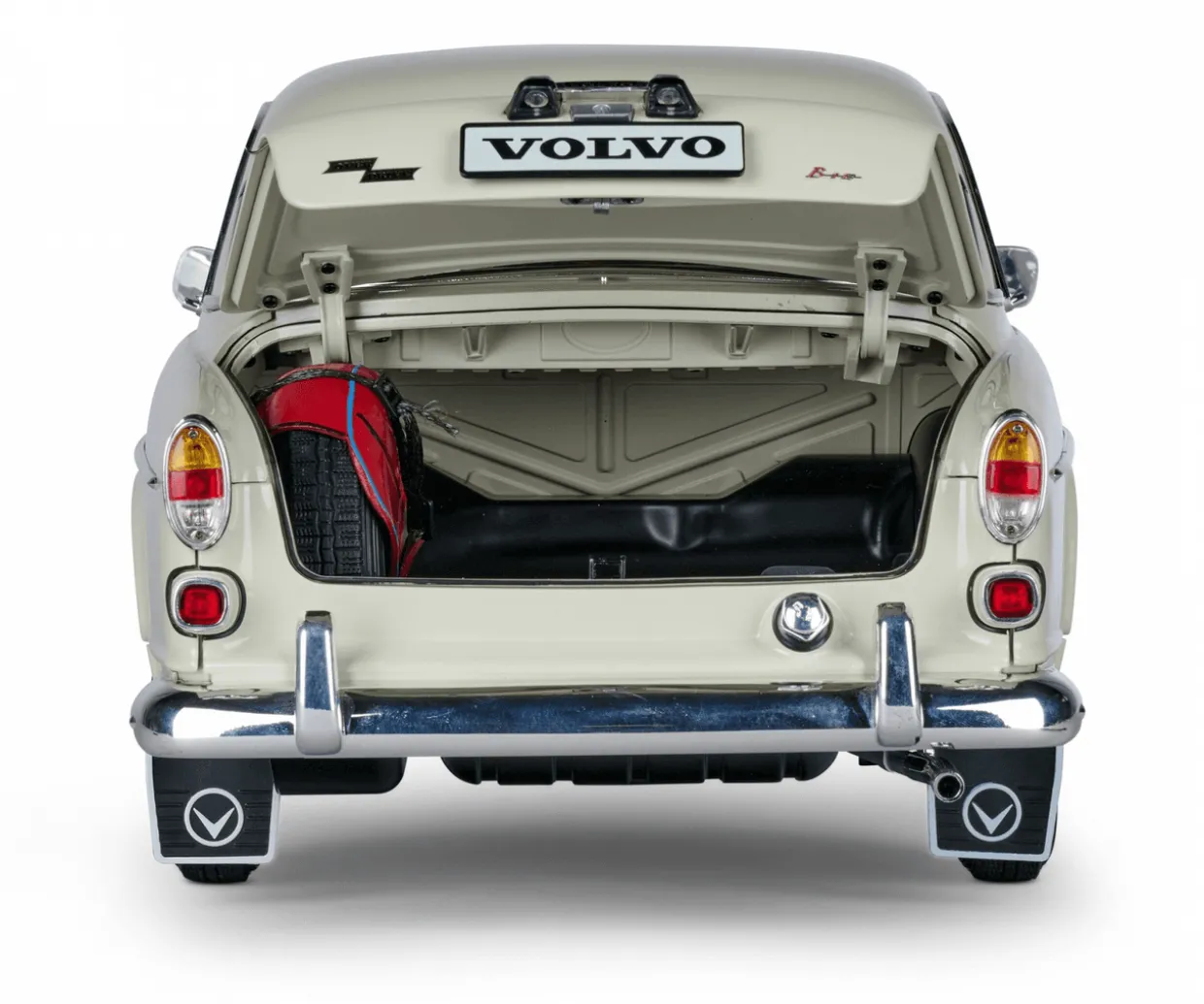 IXO 1/8 Volvo S122 Amazon