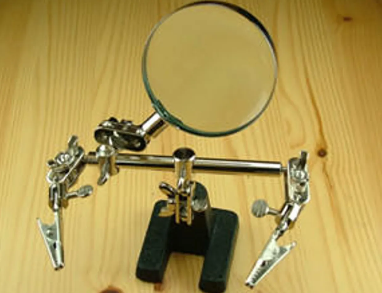 Modelcraft Helping Hands with Magnifier Glass