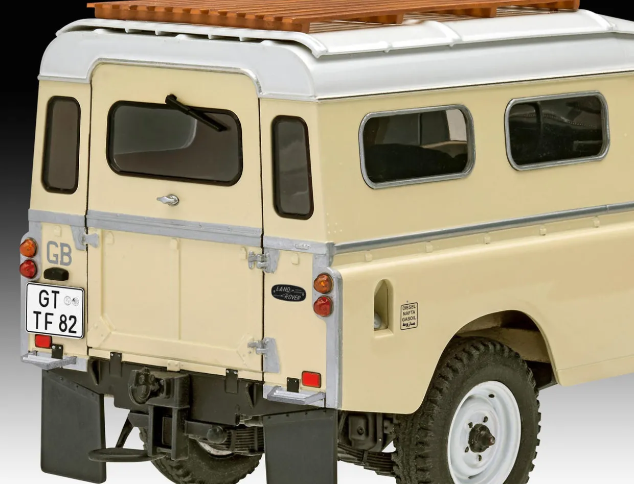 Revell 1/24 Land Rover Series III LWB 109 Commercial Starter Set