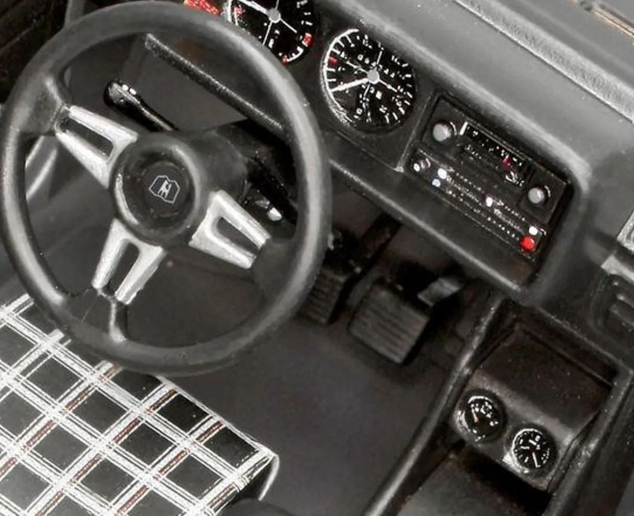 Revell 1/24 Volkswagen Golf GTI Mk.1 Starter Set