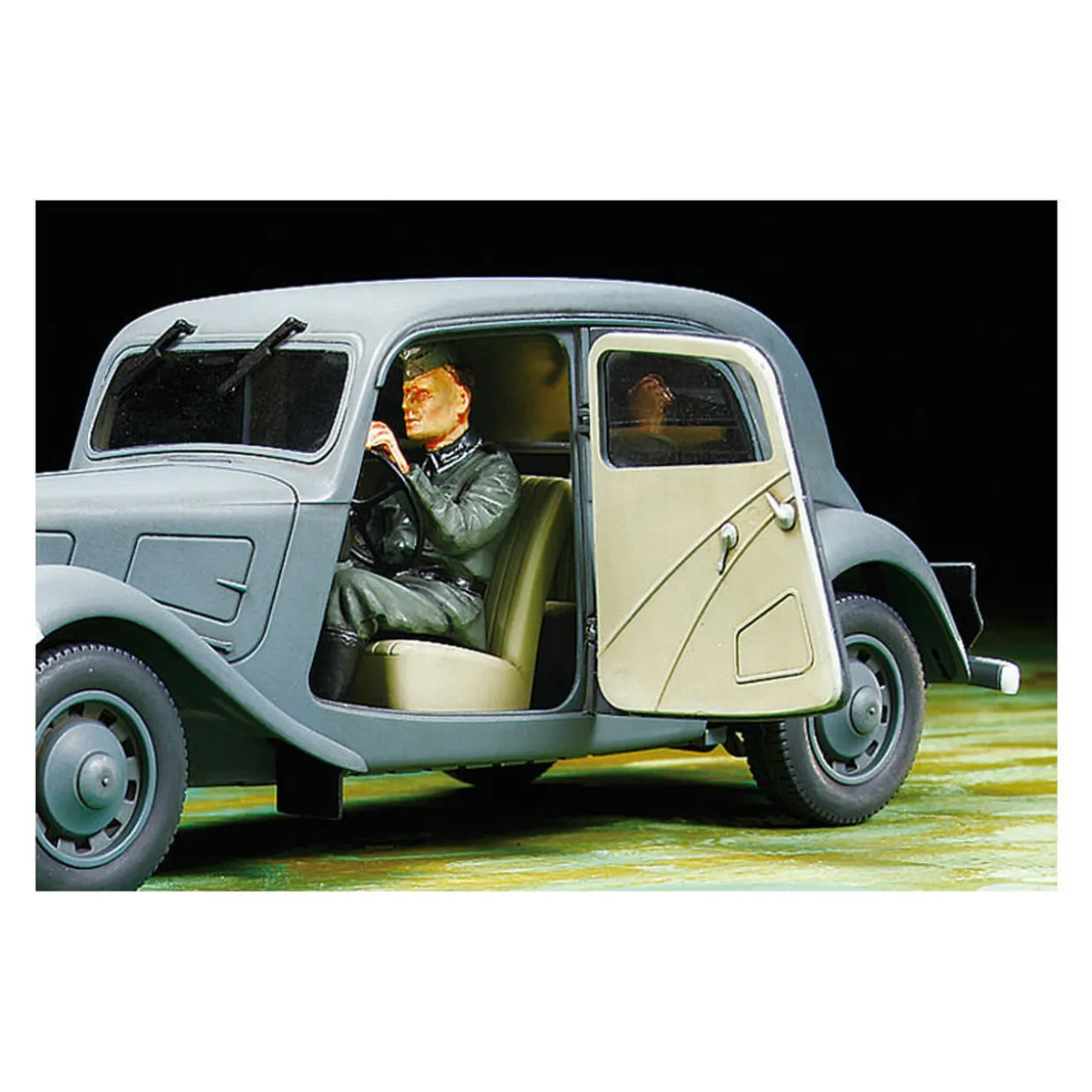 Tamiya 1/35 Citroen Traction 11CV Staff Car