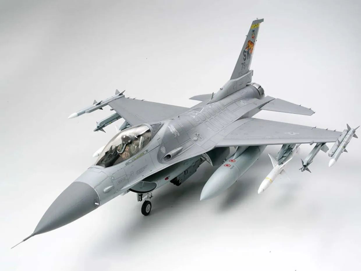 Tamiya 1/32 General Dynamics F-16CJ Fighting Falcon
